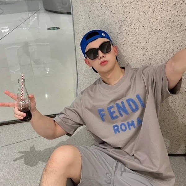 《大人気》フェンディ ロゴ エンブロイダリー クルーネックTシャツ コピー few76196